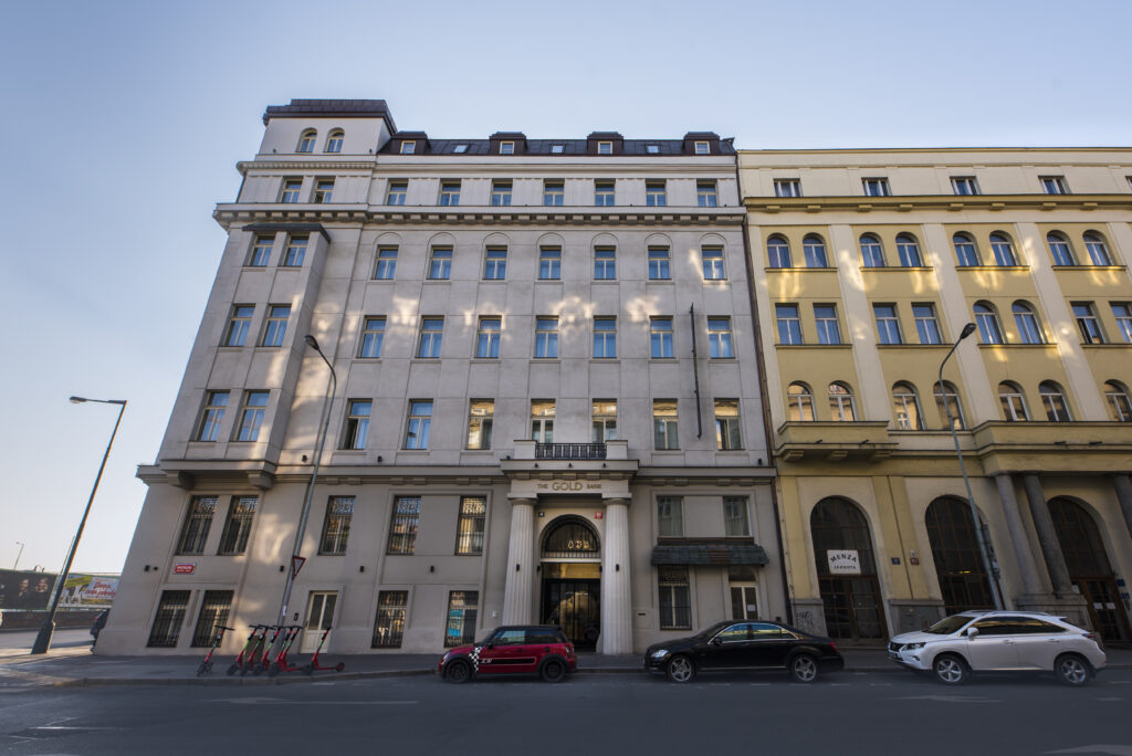 The Gold Bank - mynd 1